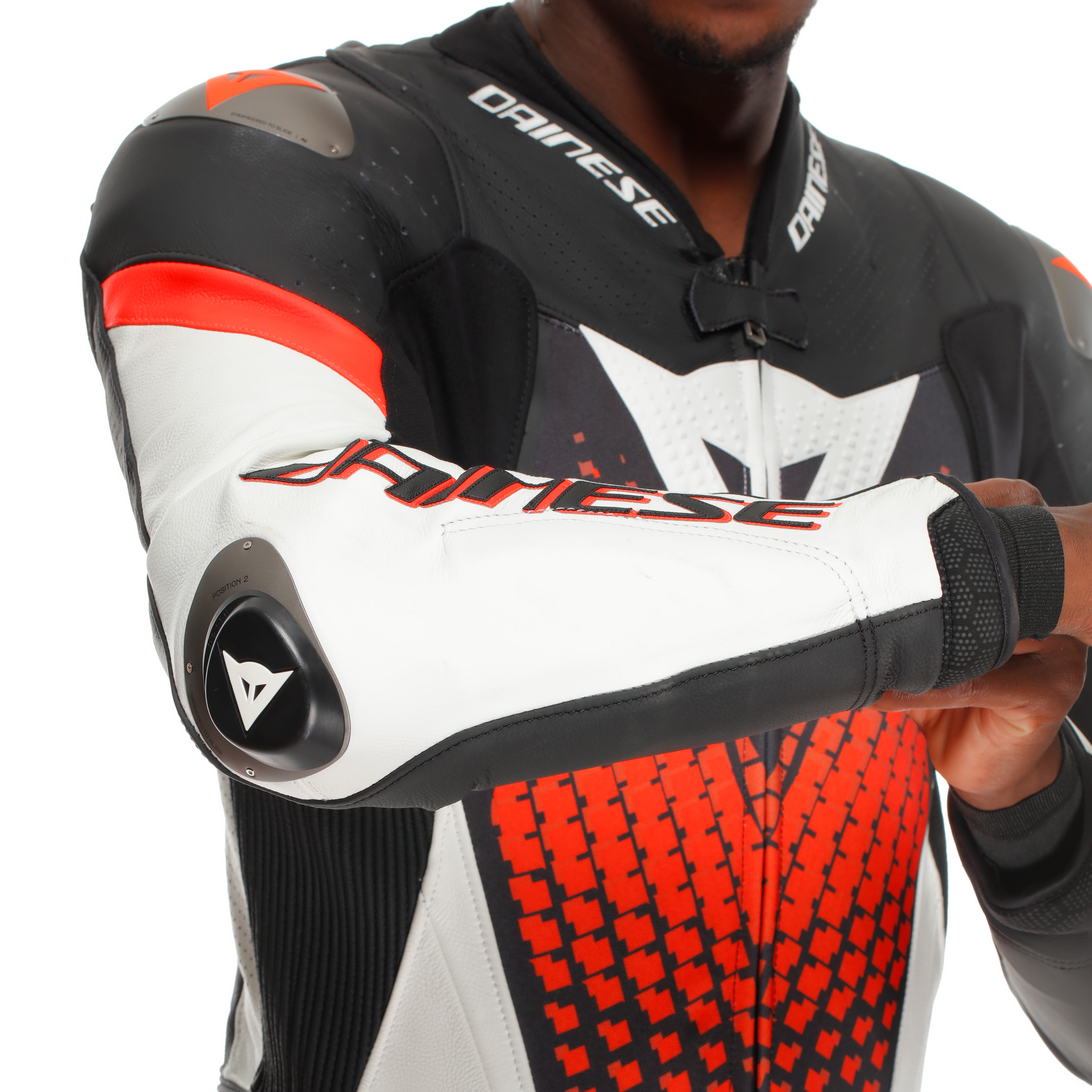 Dainese Laguna Seca 6 Macacão de Couro Integral – Macacão de Corrida Perfurado | Homens | Branco/Vermelho 