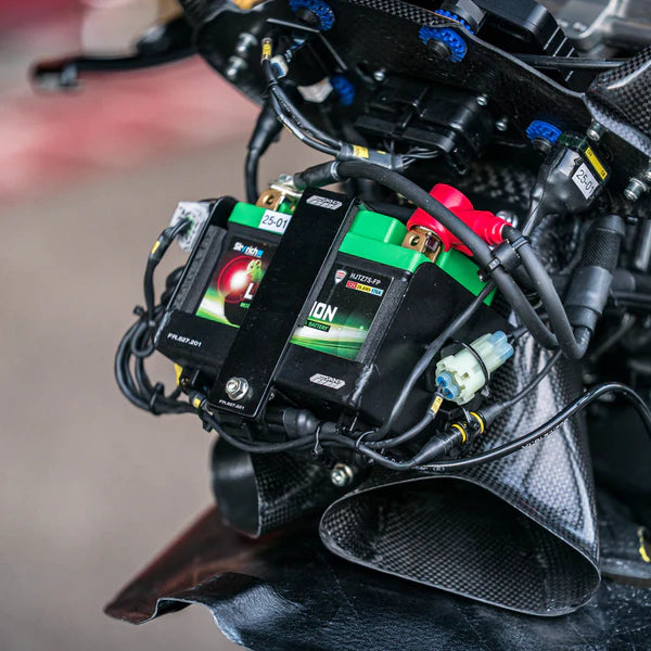 Suporte de bateria dianteiro WorldSSP Feel Racing Ducati Panigale V2 955 (20-24) FR.07.KIT 