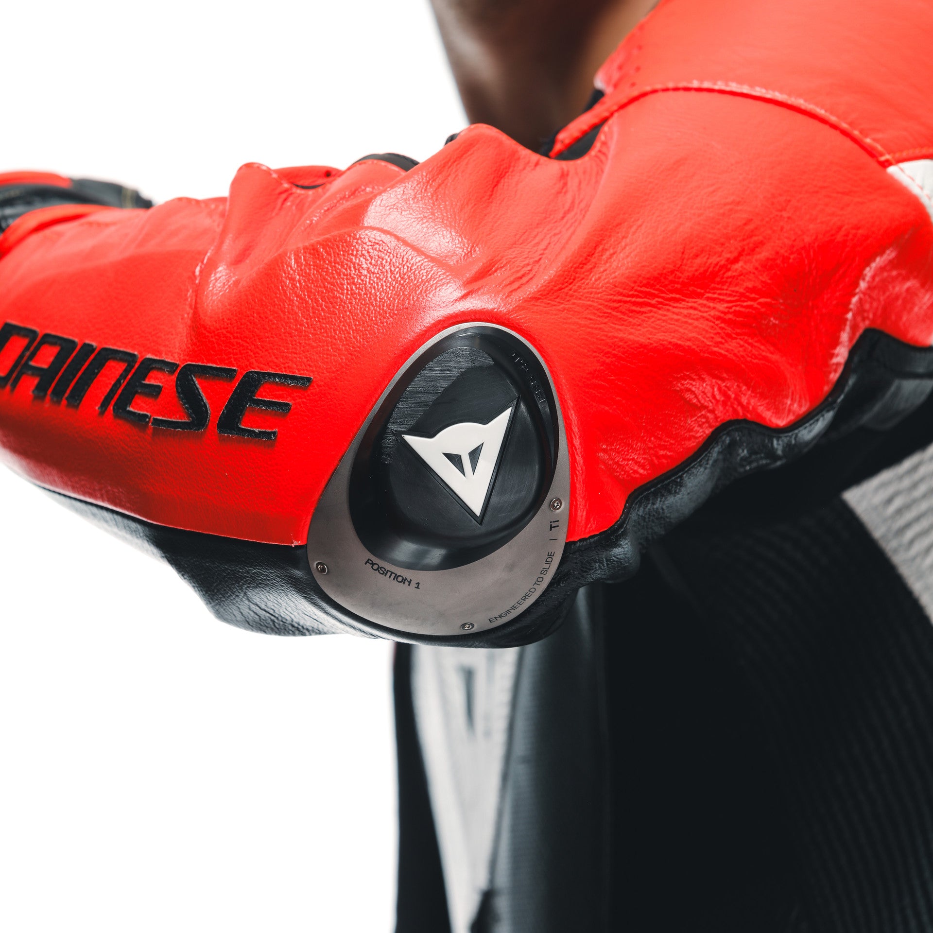 Dainese Mugello 3 D-AIR® Macacão de Couro Integral – Macacão de Corrida com Airbag Perfurado | Homens | Preto/Vermelho 