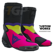 Botas de motociclo de corrida e estrada Dainese Axial 2 | Homem | Fuxia / Violeta / Fluogelb | Custom Works 