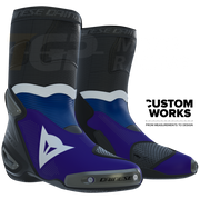 Dainese Axial 2 Air botas de corrida e de estrada para motociclos Prima Pramac Yamaha MotoGP Replica | Homem | Roxo / Azul Yamaha / Branco | Custom Works 