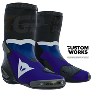 Dainese Axial 2 Racing e botas de motociclo de estrada Prima Pramac Yamaha MotoGP Replica | Homem | Roxo / Azul Yamaha / Branco | Custom Works 