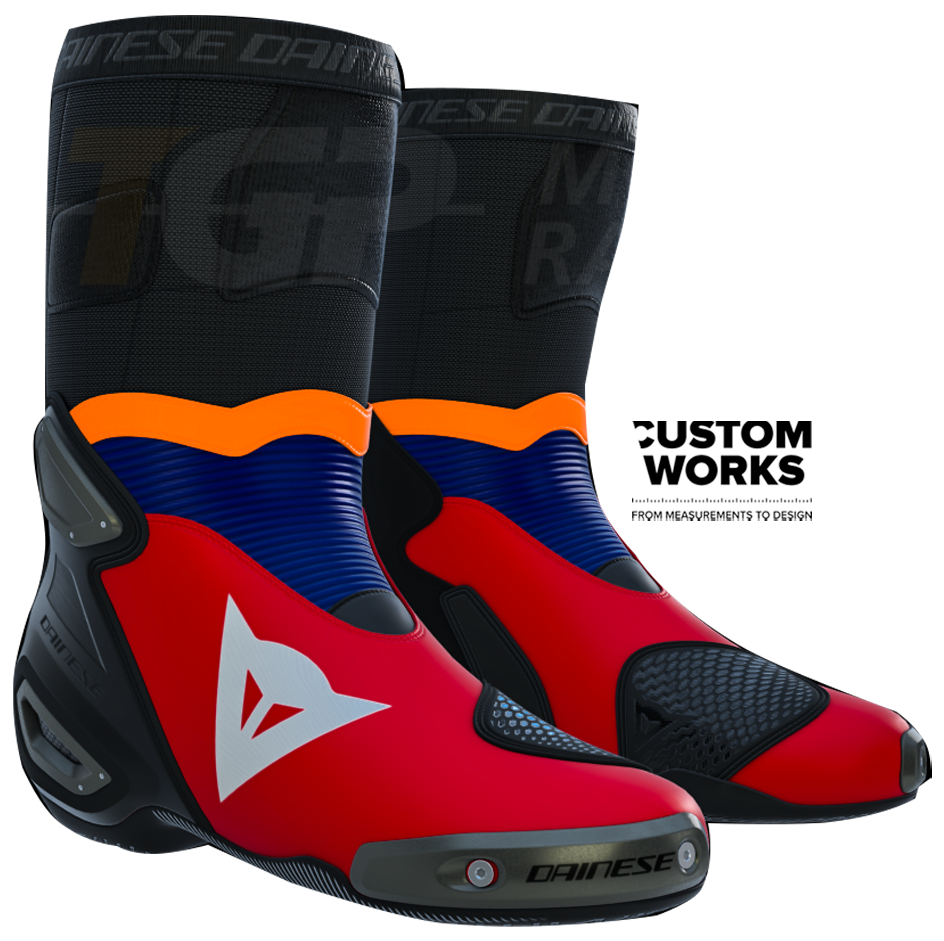 Botas de motociclo de corrida e estrada Dainese Axial 2 Racing e Luca Marini Replica 2026 | Homem | Lava Red / Electric Blue / Laranja Flúor / Branco | Custom Works 