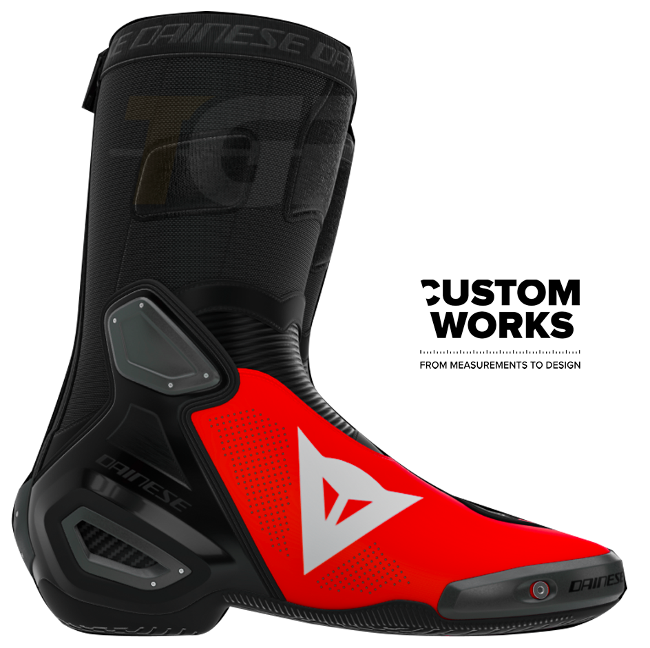 Botas de motociclo de corrida e estrada Dainese Axial 2 Air Marco Bezzecchi Replica 2026 | Homem | Vermelho Fluo / Preto | Custom Works 
