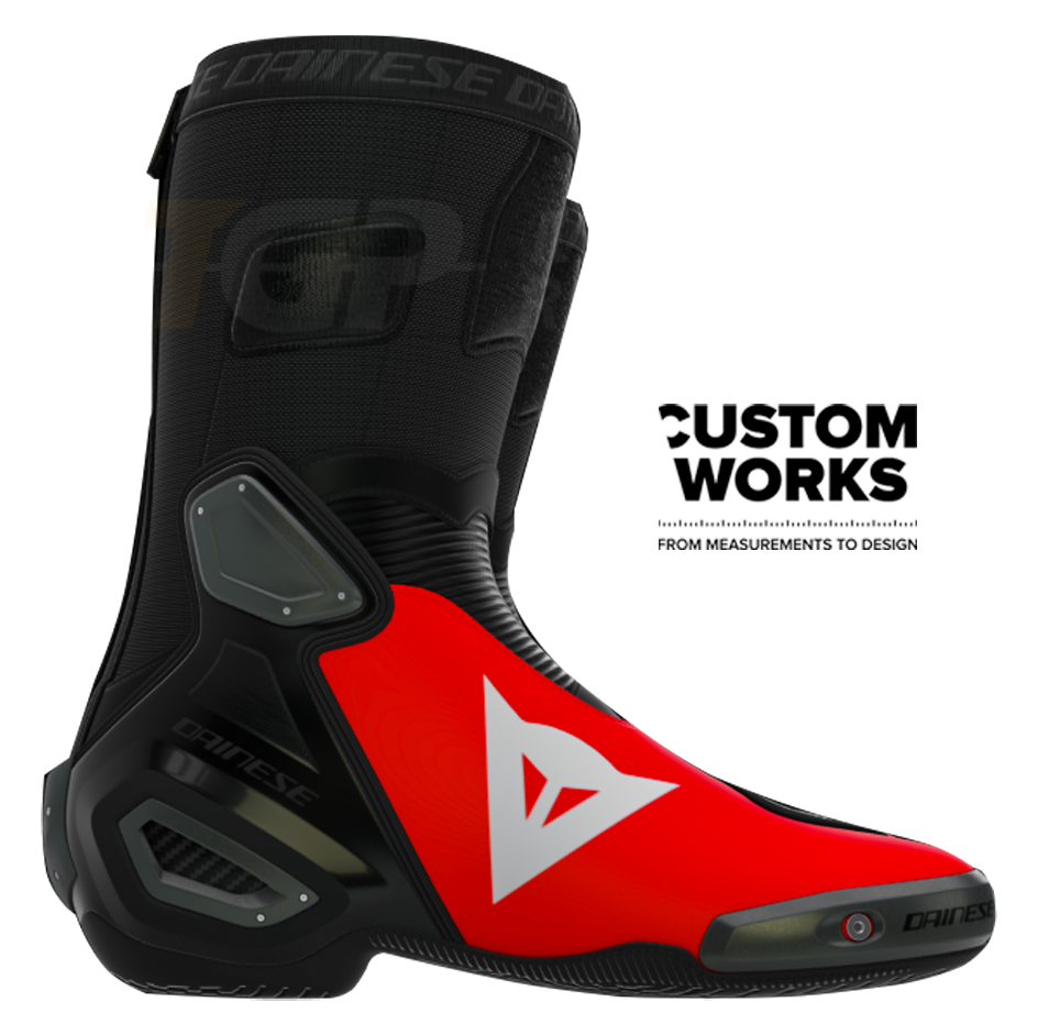 Botas de moto de corrida e estrada Dainese Axial 2 Marco Bezzecchi Replica 2026 | Homem | Fluo Vermelho / Preto | Custom Works 
