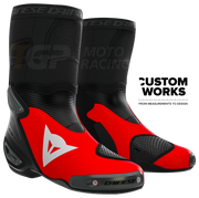 Botas de moto de corrida e estrada Dainese Axial 2 Marco Bezzecchi Replica 2026 | Homem | Fluo Vermelho / Preto | Custom Works 