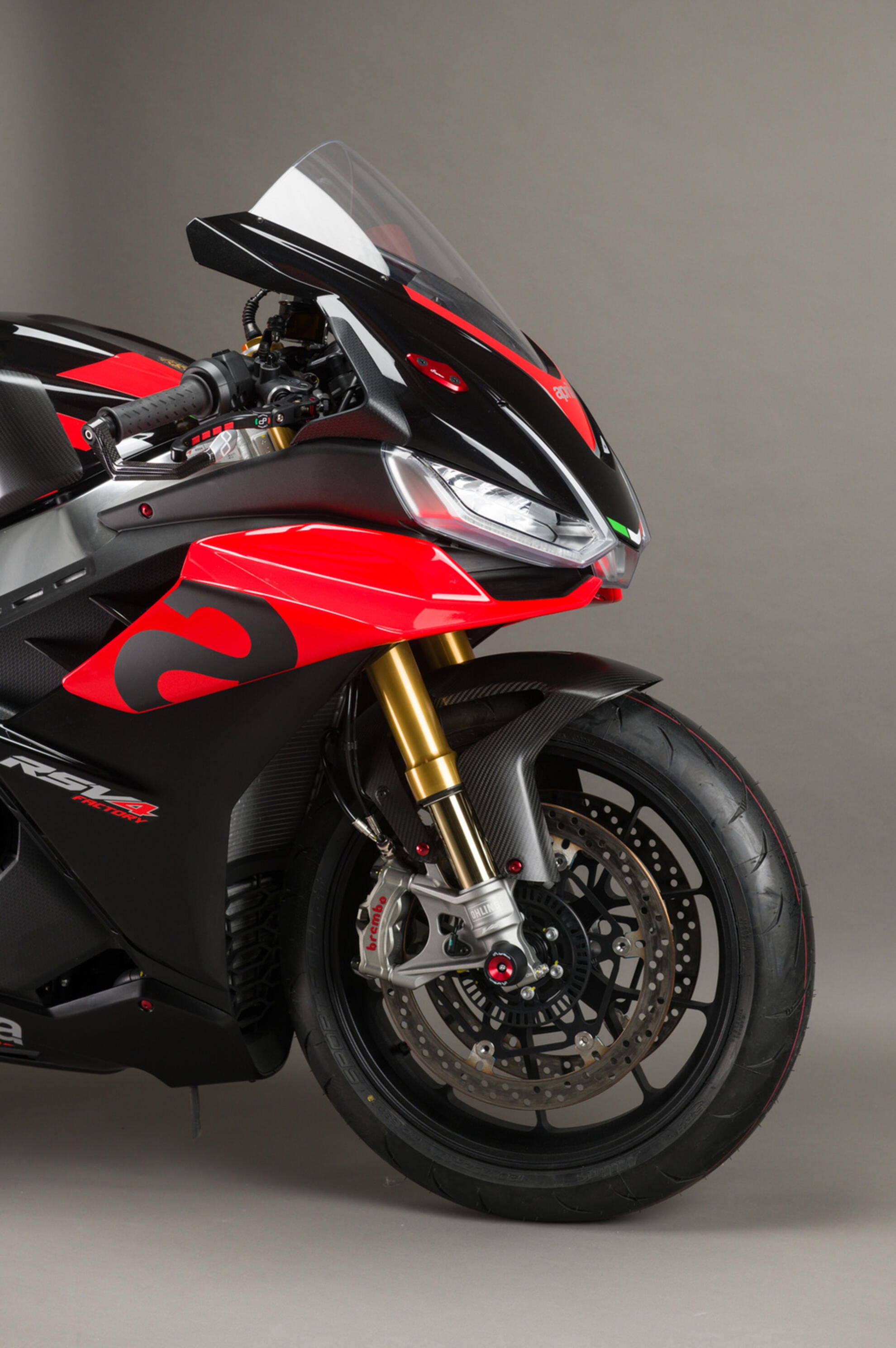 Parafuso dianteiro em carbono LighTech Aprilia RSV4/RR/1100 Factory (21-26) CARA0610 