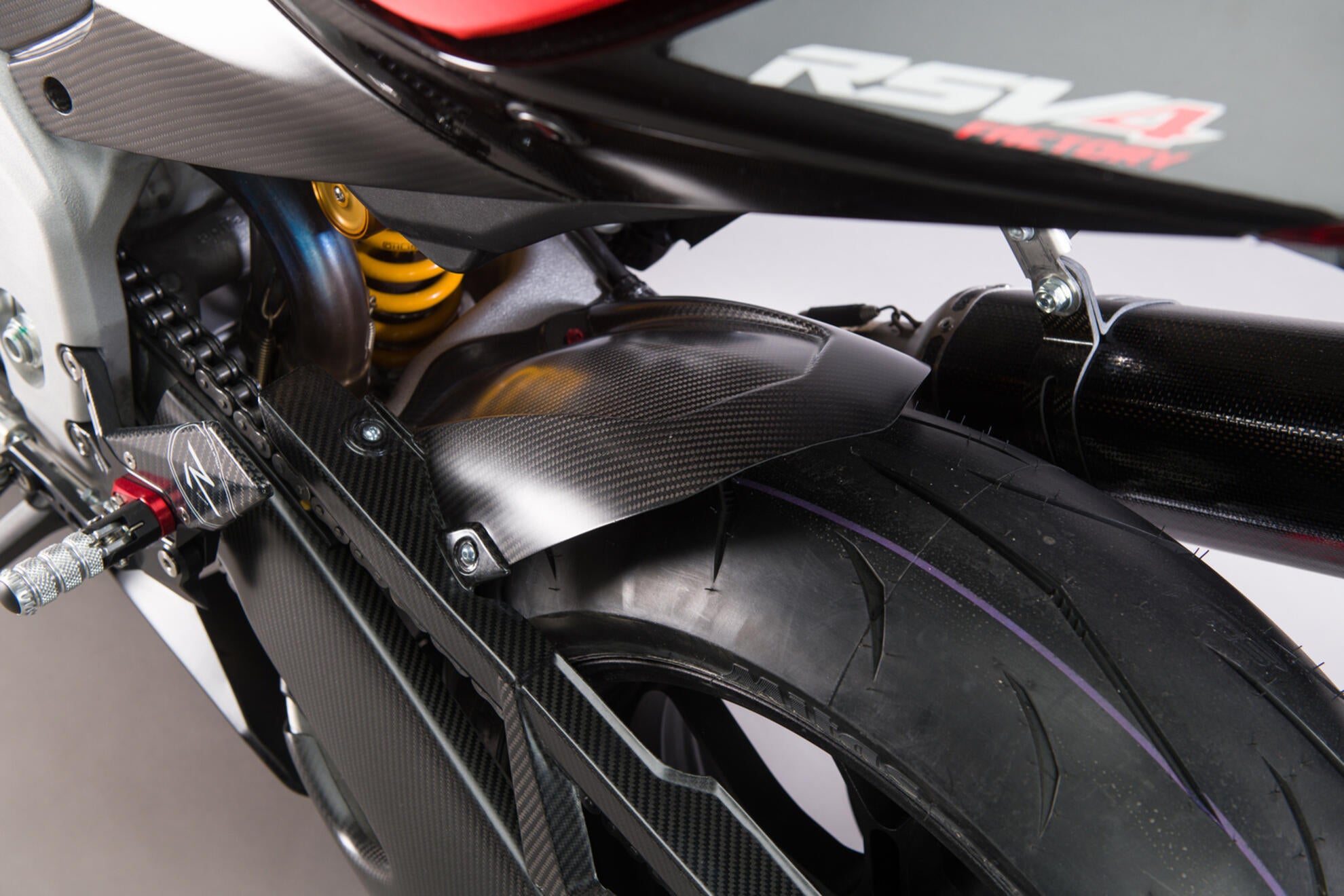 Guardabarros Traseiro em Carbono LighTech Aprilia RSV4/RR/1100 Factory (21-26) CARA2020 