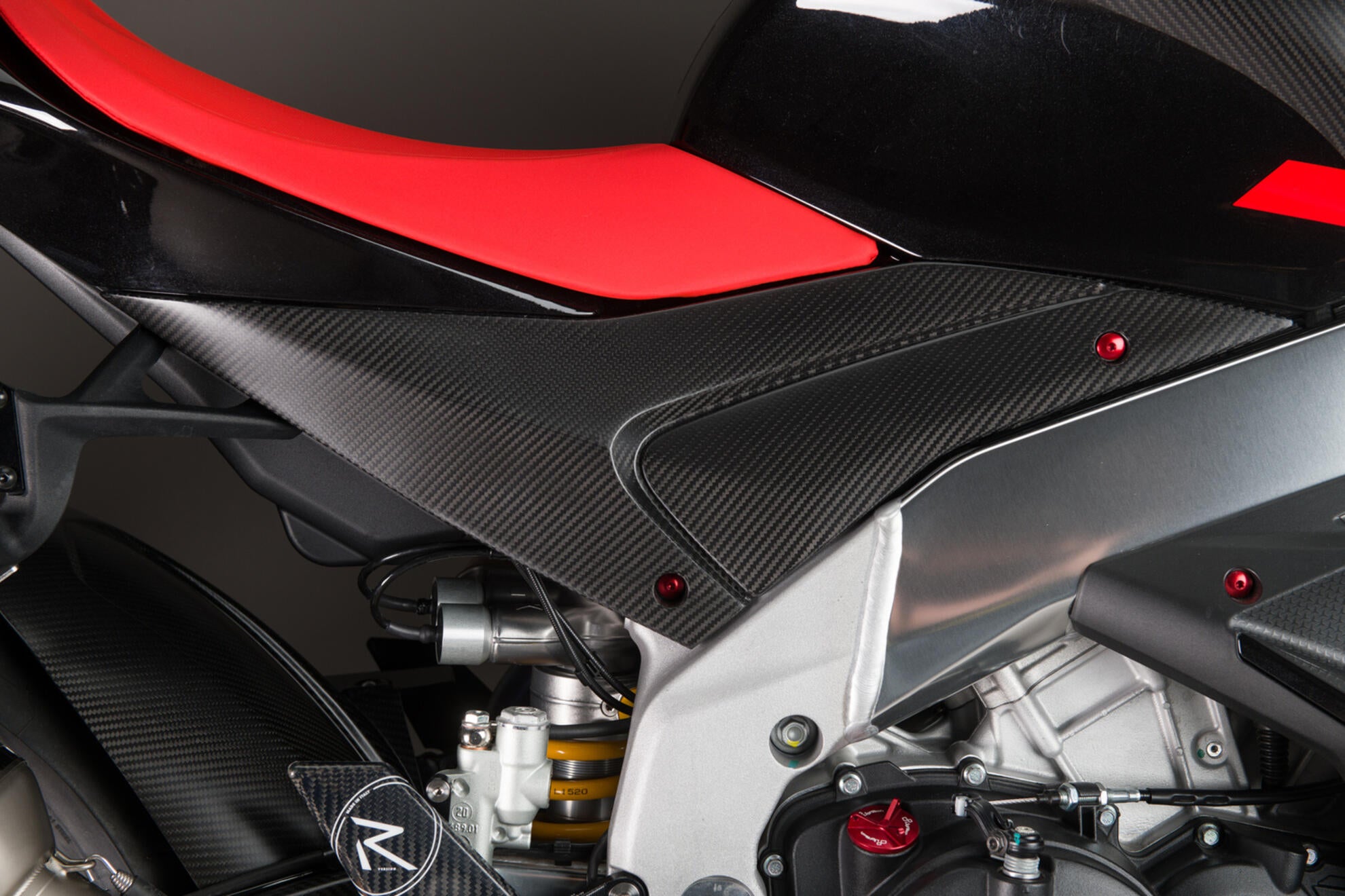 Proteção de Tanque Inferior em Carbono LighTech Aprilia RSV4/RR/1100 Factory (21-26) CARA2080 