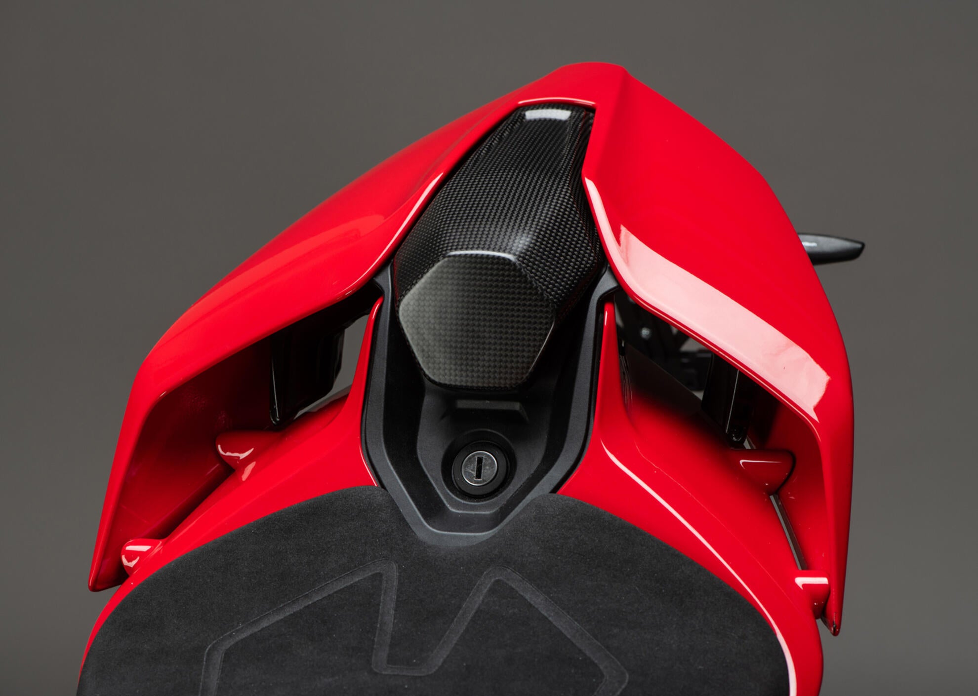 Capa do passageiro em Carbono LighTech Ducati Panigale V4/S (2025) CARD2492M 