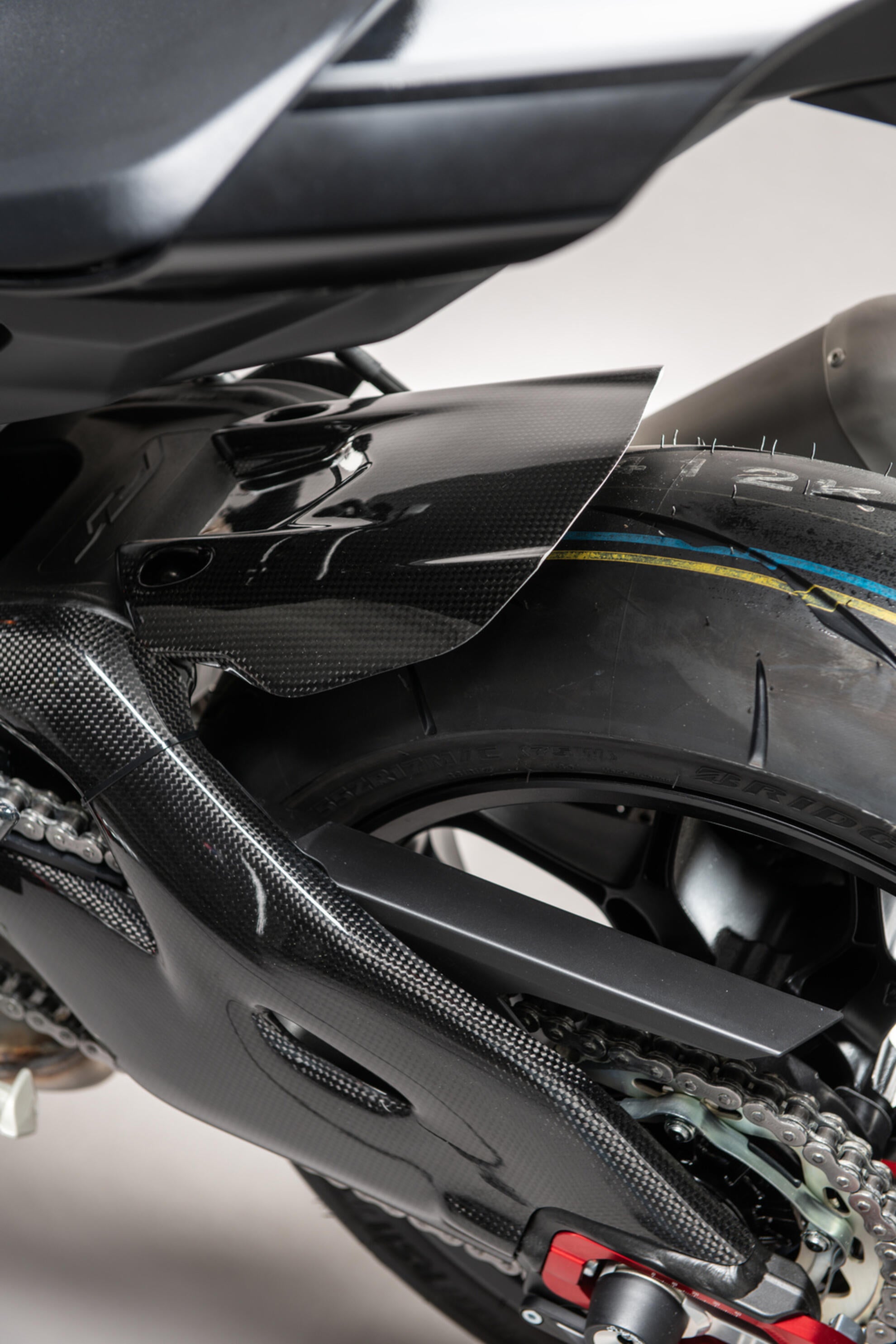 Guardabarros traseiro em Carbono LighTech Yamaha YZF-R1/M RN32, RN49 & RN65 (15-25) CARY5020 