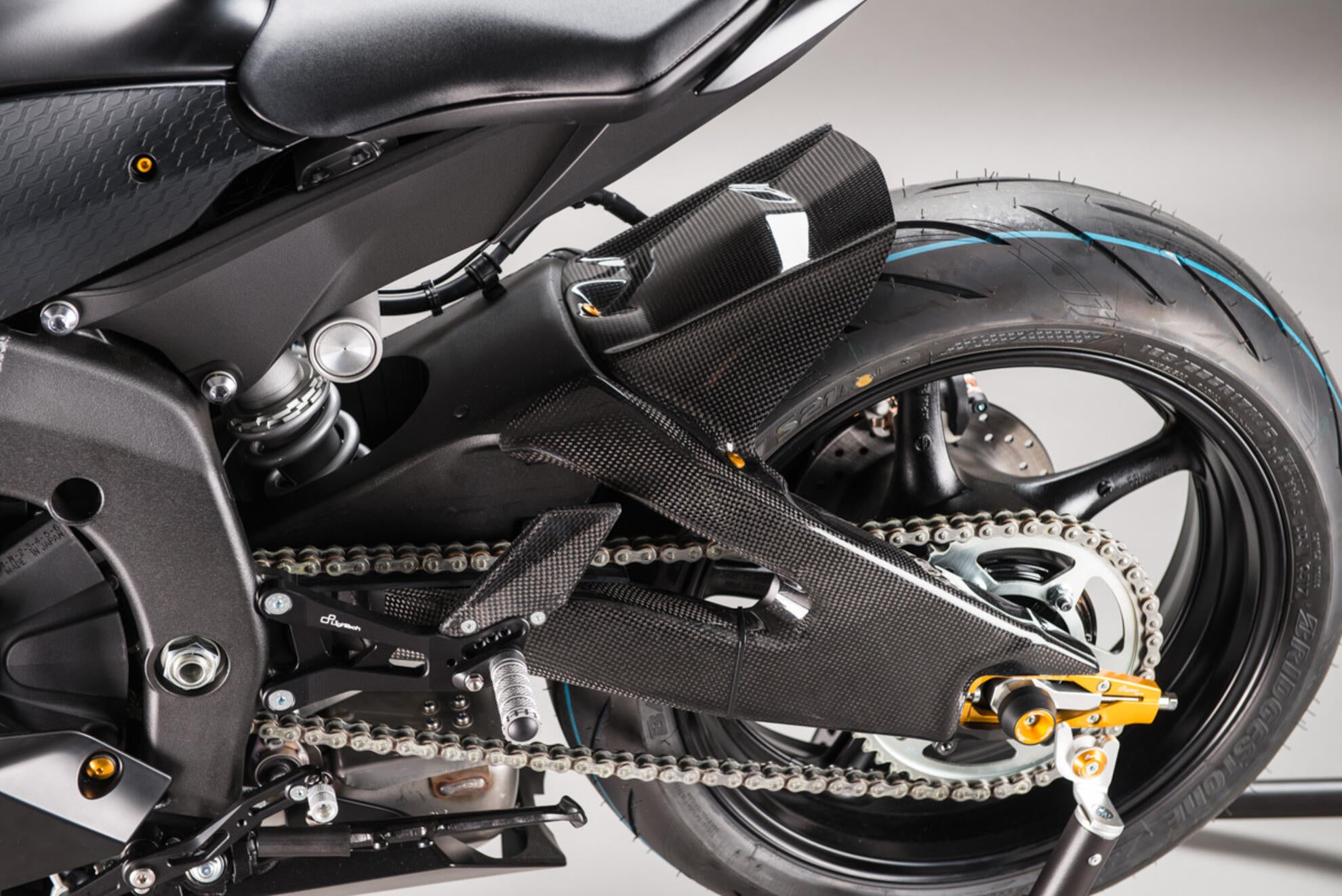 Guarda-lamas traseiro em carbono LighTech Yamaha YZF-R6 RJ11, RJ15, RJ27 (06-25) CARY9920 