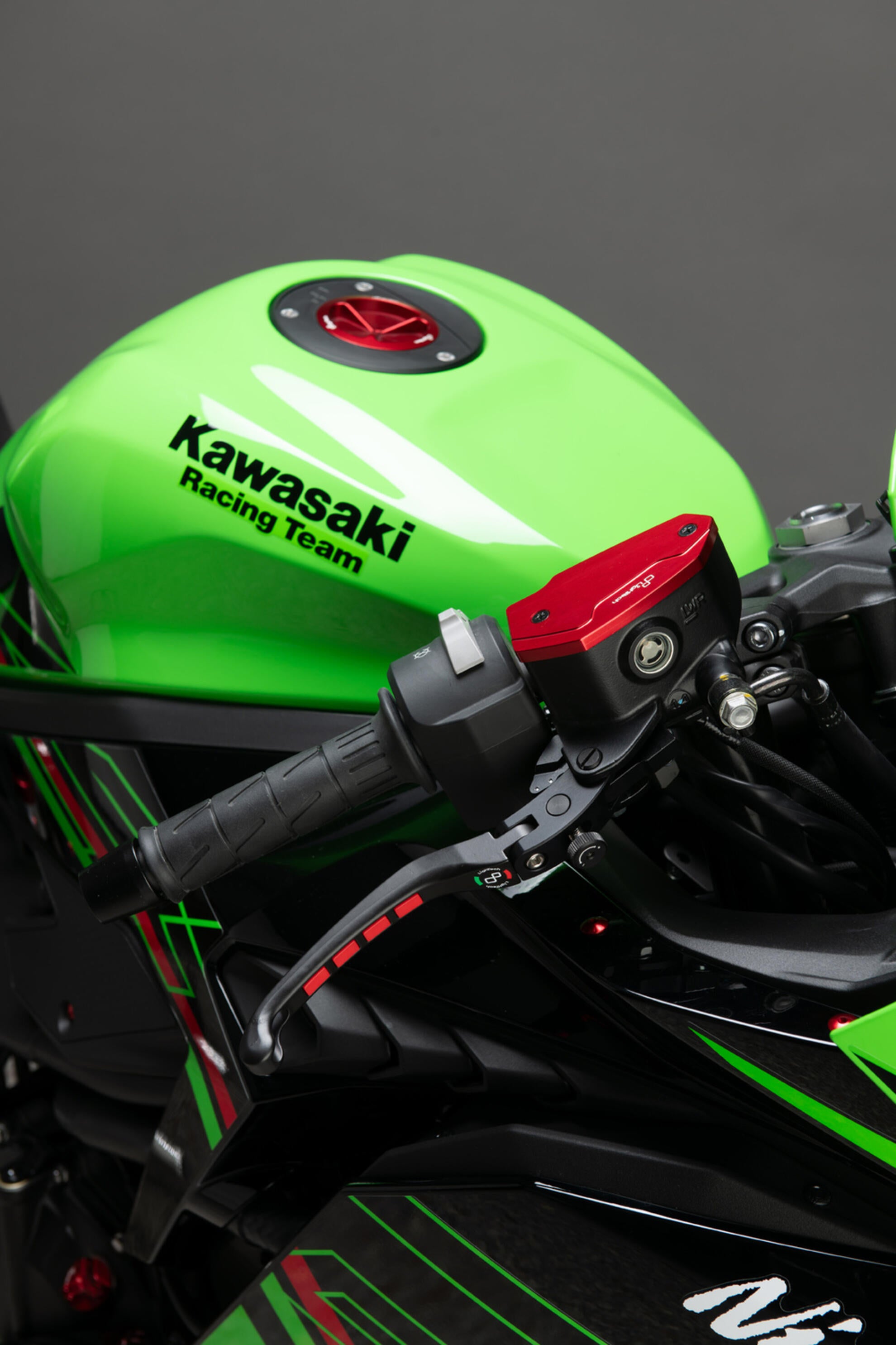 Tampa do reservatório de expansão Frontal LighTech Kawasaki ZX-4 RR (23-25) FBC16 
