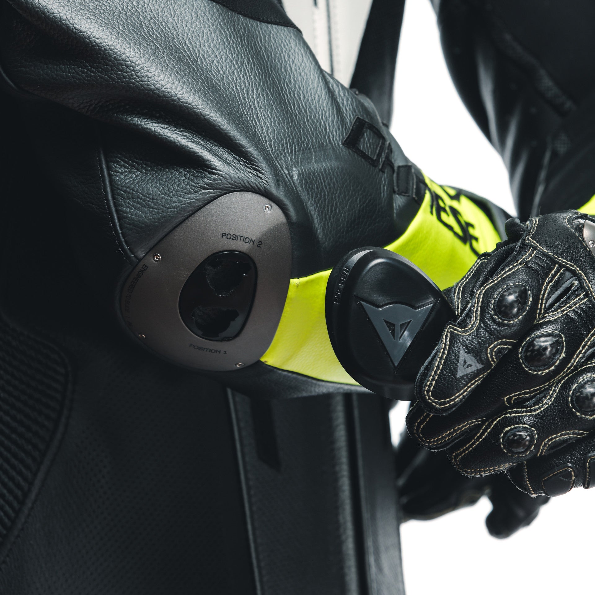Dainese Misano 3 D-AIR® Macacão de Couro – Vestuário de Corrida com Airbag Perfurado | Masculino | Preto/Amarelo Neon 