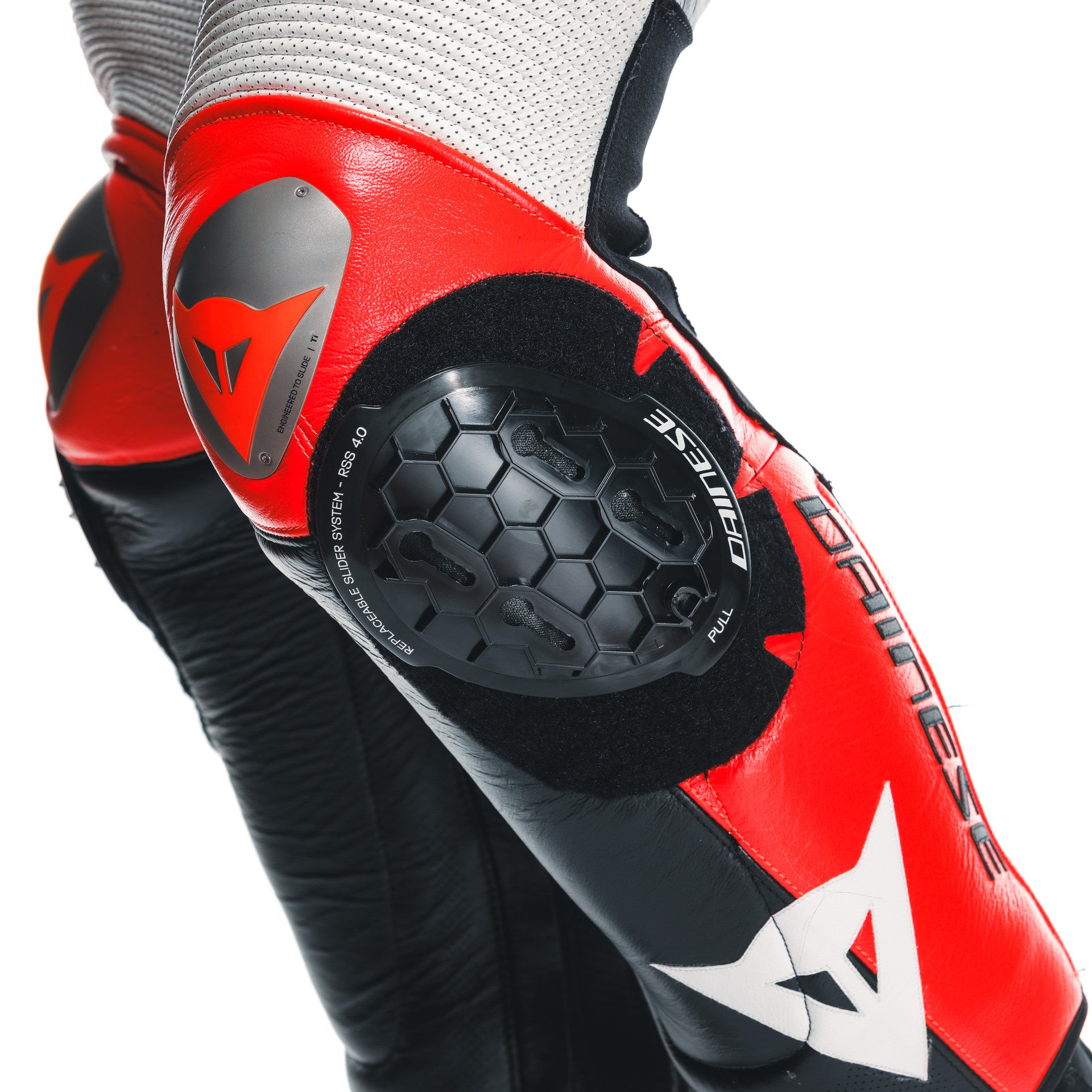 Dainese Mugello 3 D-AIR® Macacão de Couro Integral – Macacão de Corrida com Airbag Perfurado | Homens | Preto/Vermelho 