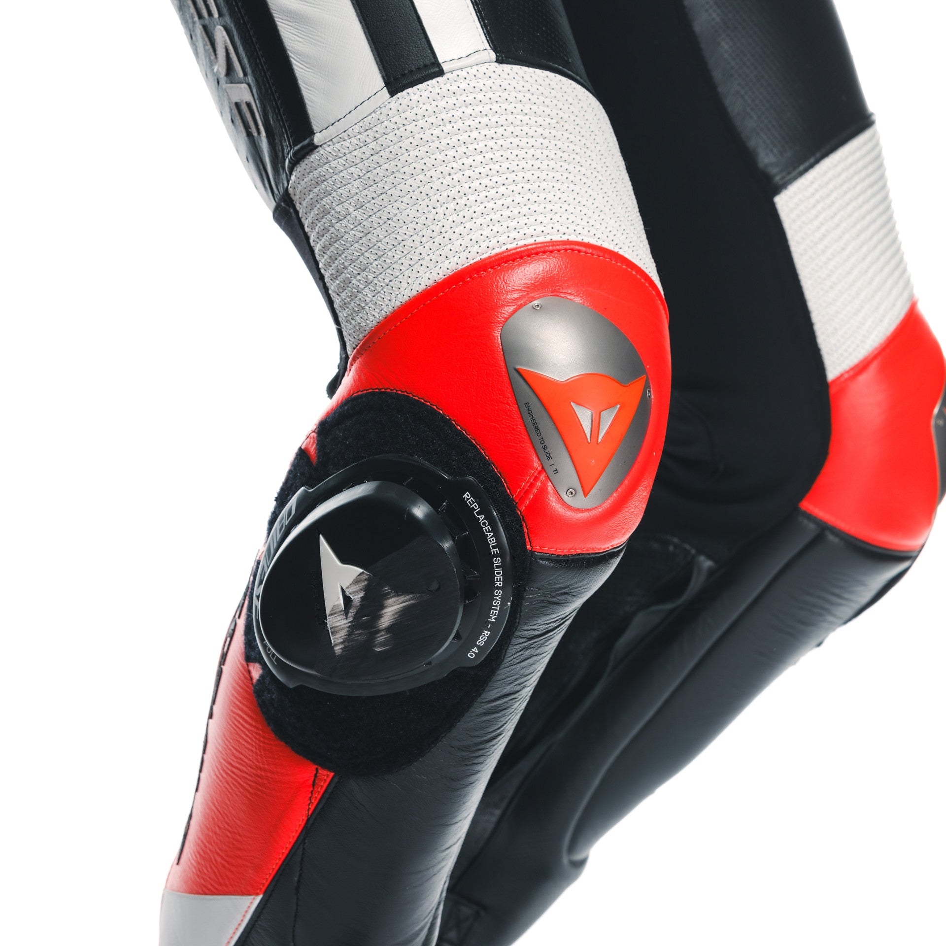 Dainese Mugello 3 D-AIR® Macacão de Couro Integral – Macacão de Corrida com Airbag Perfurado | Homens | Preto/Vermelho 