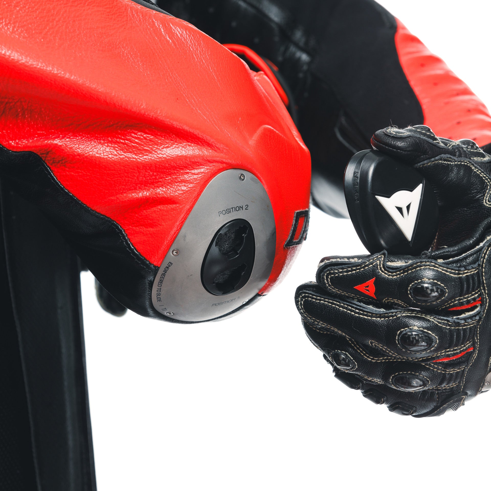 Dainese Mugello 3 D-AIR® Macacão de Couro Integral – Macacão de Corrida com Airbag Perfurado | Homens | Preto/Vermelho 