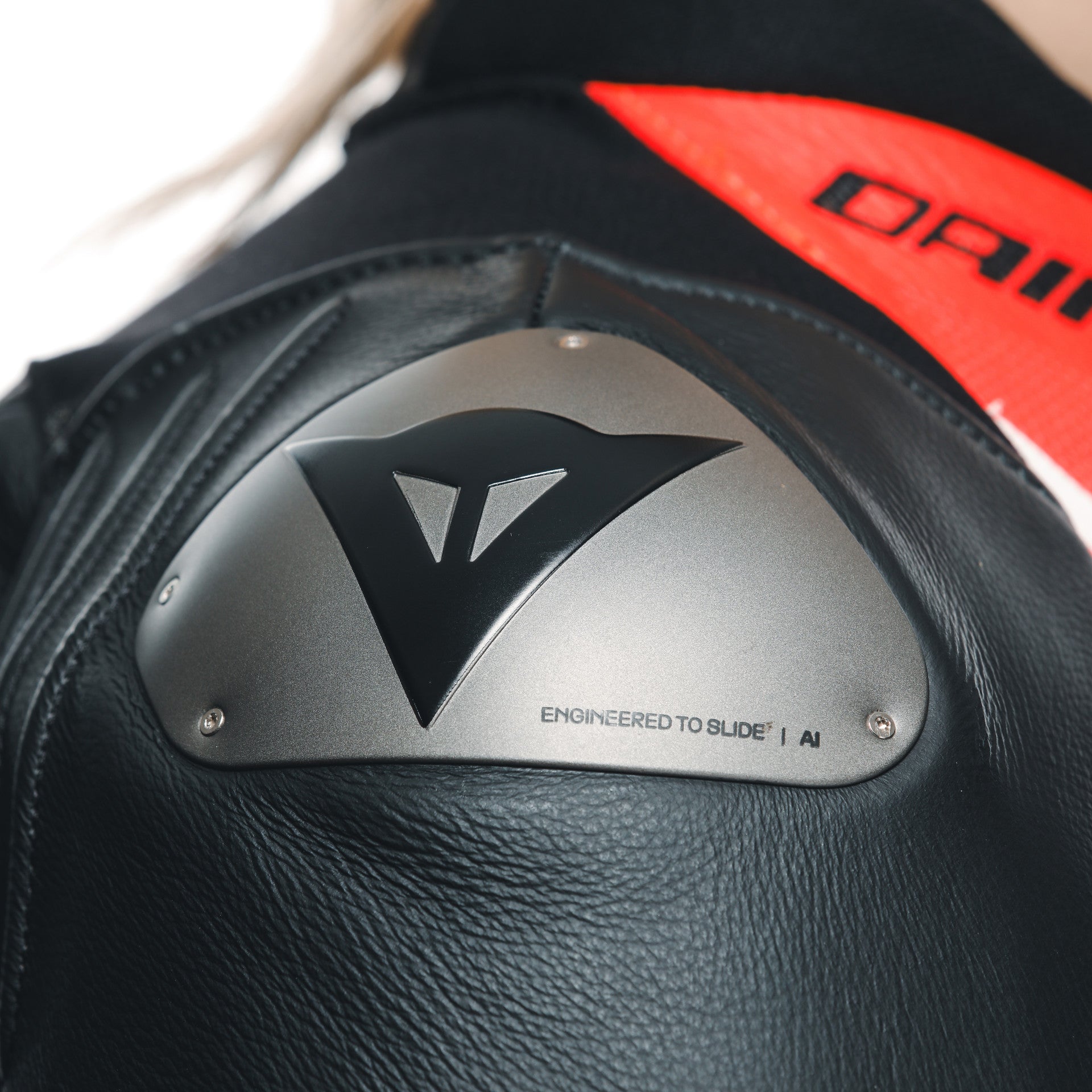 Dainese Misano 3 Lady D-AIR® Macacão de Couro – Macacão de Corrida com Airbag Perfurado | Mulheres | Vermelho 