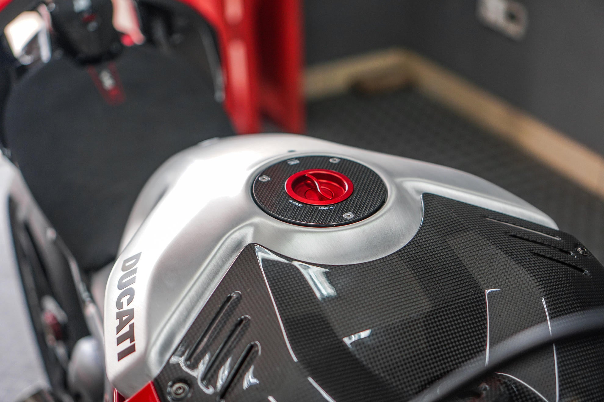 Tampa do tanque em carbono CNC Racing Ducati Panigale V4/S/R (25-26) TSB21 