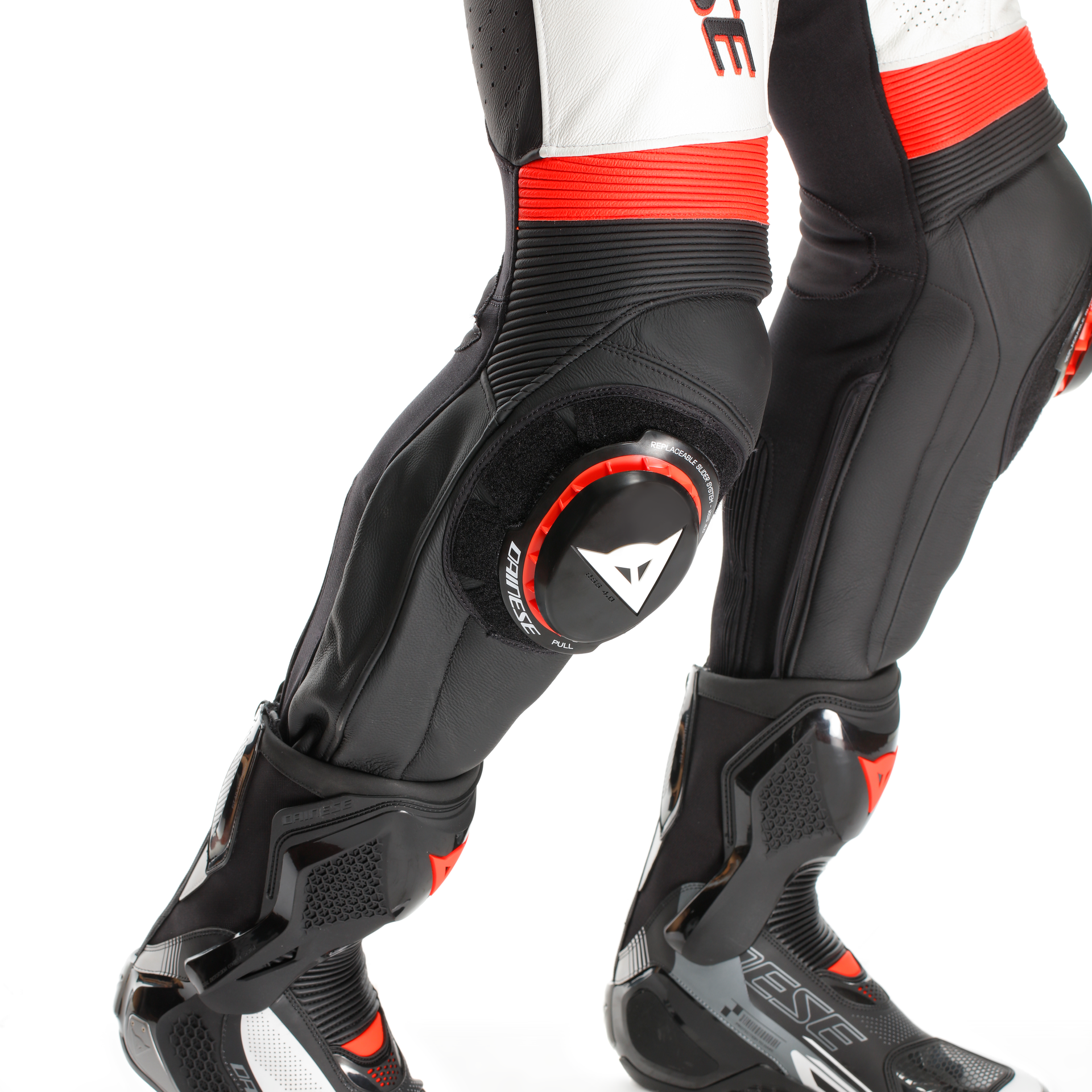 Dainese Laguna Seca 6 Macacão de Couro Integral – Macacão de Corrida Perfurado | Homens | Branco/Vermelho 