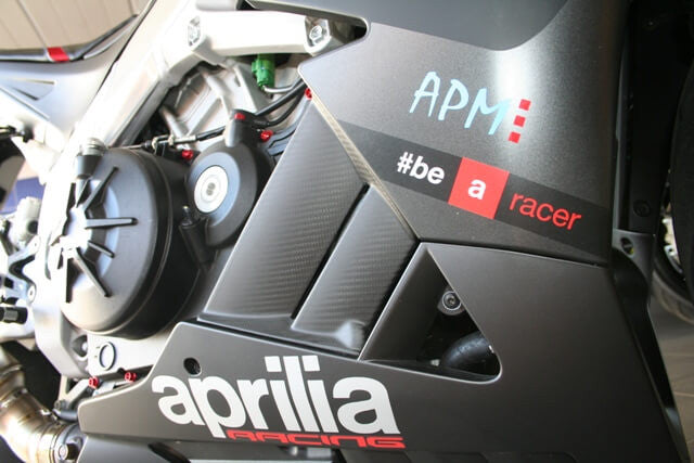 Componentes internos do spoiler traseiro em carbono Fullsix para Aprilia RSV4/1100 Factory/R/RR/RF (09-20) 