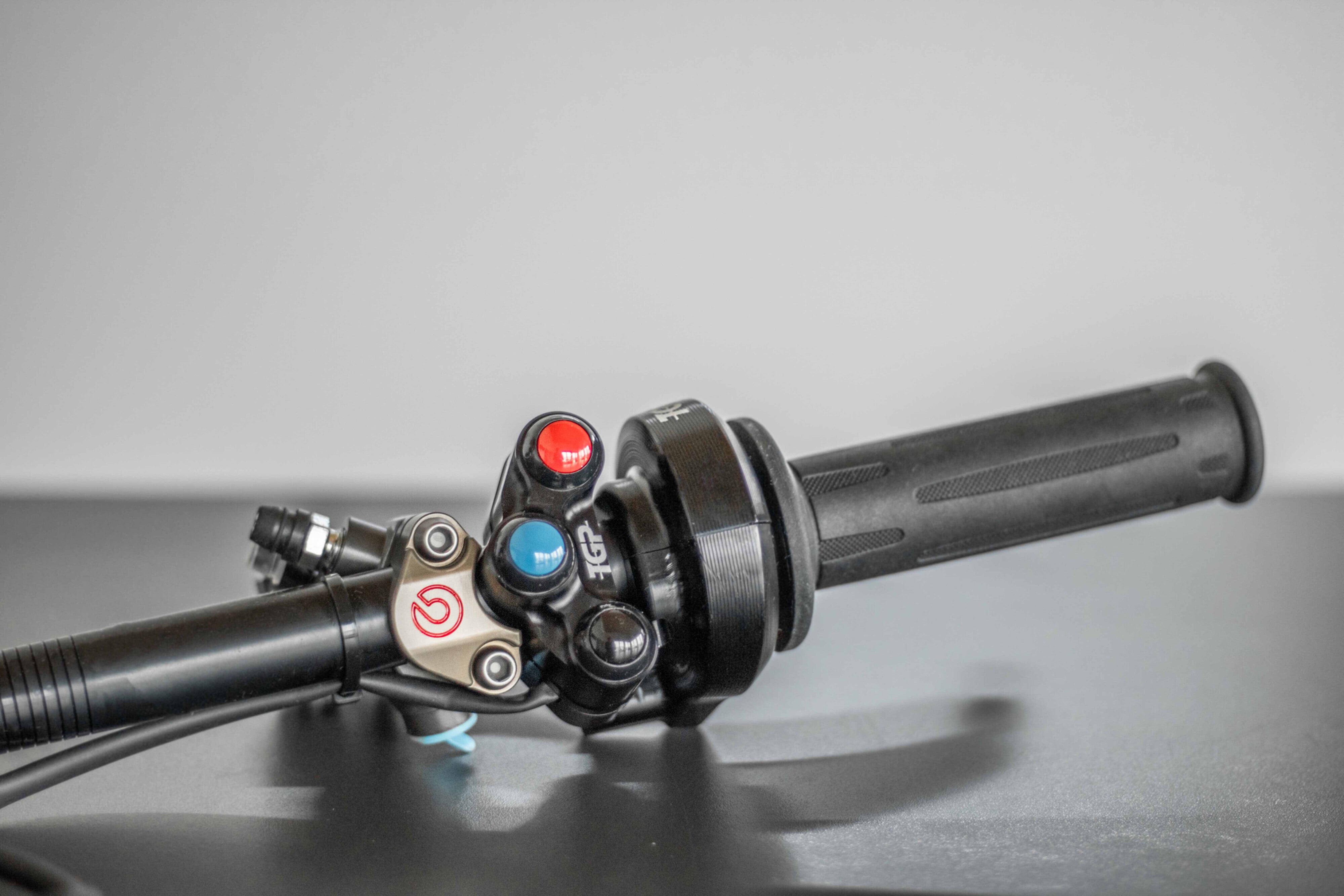 Pinça de guidão Brembo Special com escavação para interruptor de guidão 