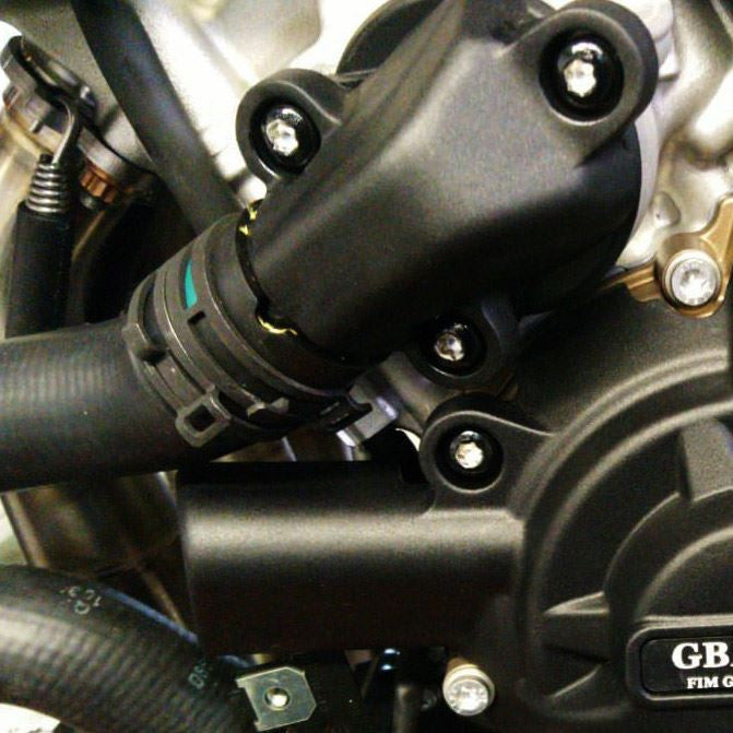 Protetor de cobertura da bomba de água GBRacing BMW S1000RR (19-26) 